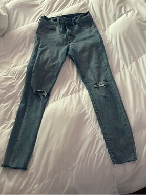 Express Strechy Skinny Jeans in Faded Blue with Knee Rips size 6 Woman